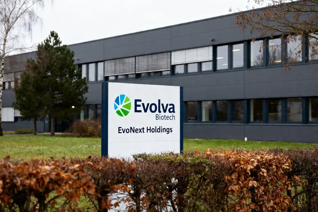Bâtiment d'entreprise avec panneau Evolva Biotech et EvoNext Holdings à l'avant-plan